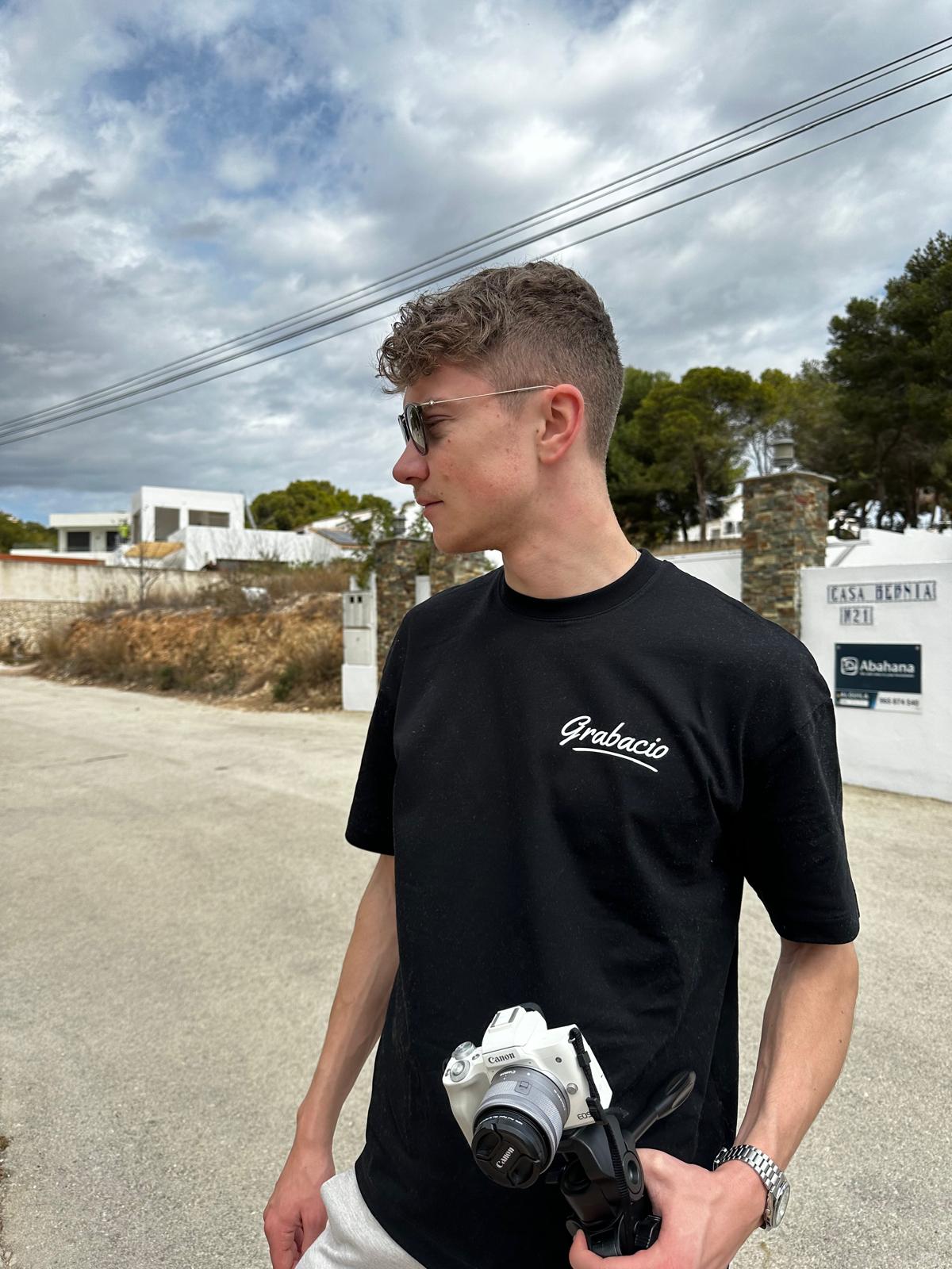 Boy Broekhof met zijn camera, in een Grabacio-shirt