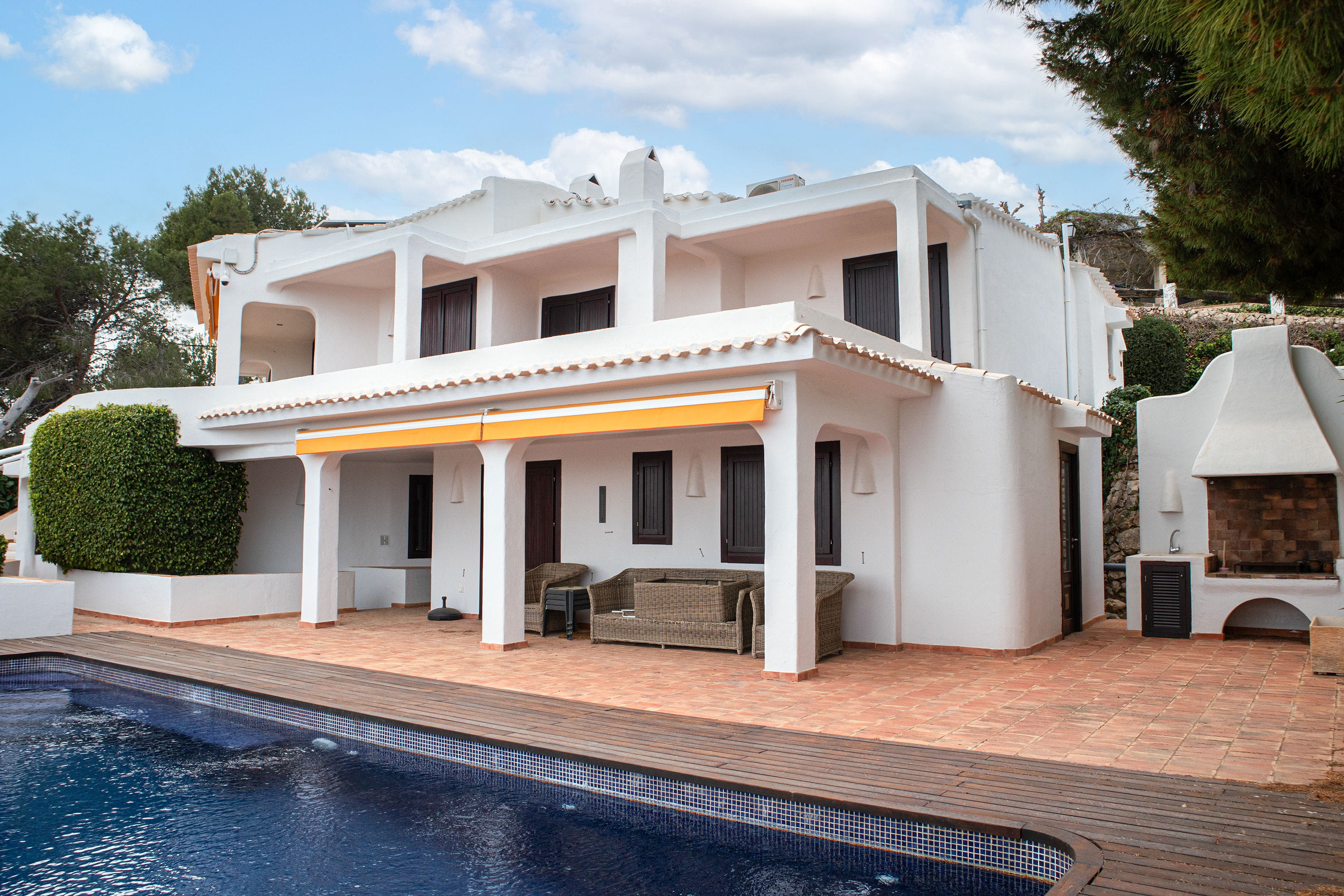 Witte villa met zwembad en overdekt terras