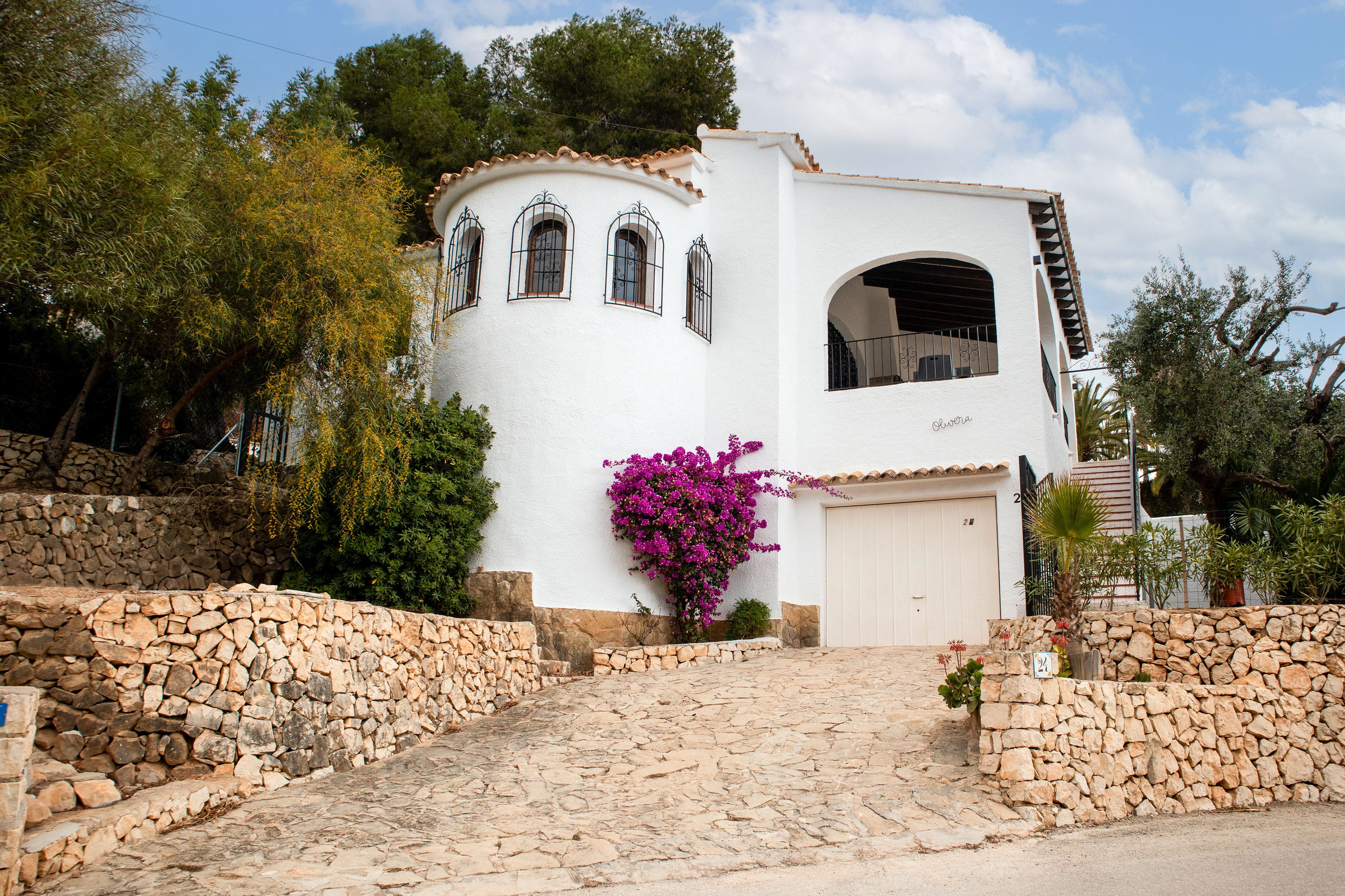 Casa Oliviera: witte villa met ronde toren en bougainville