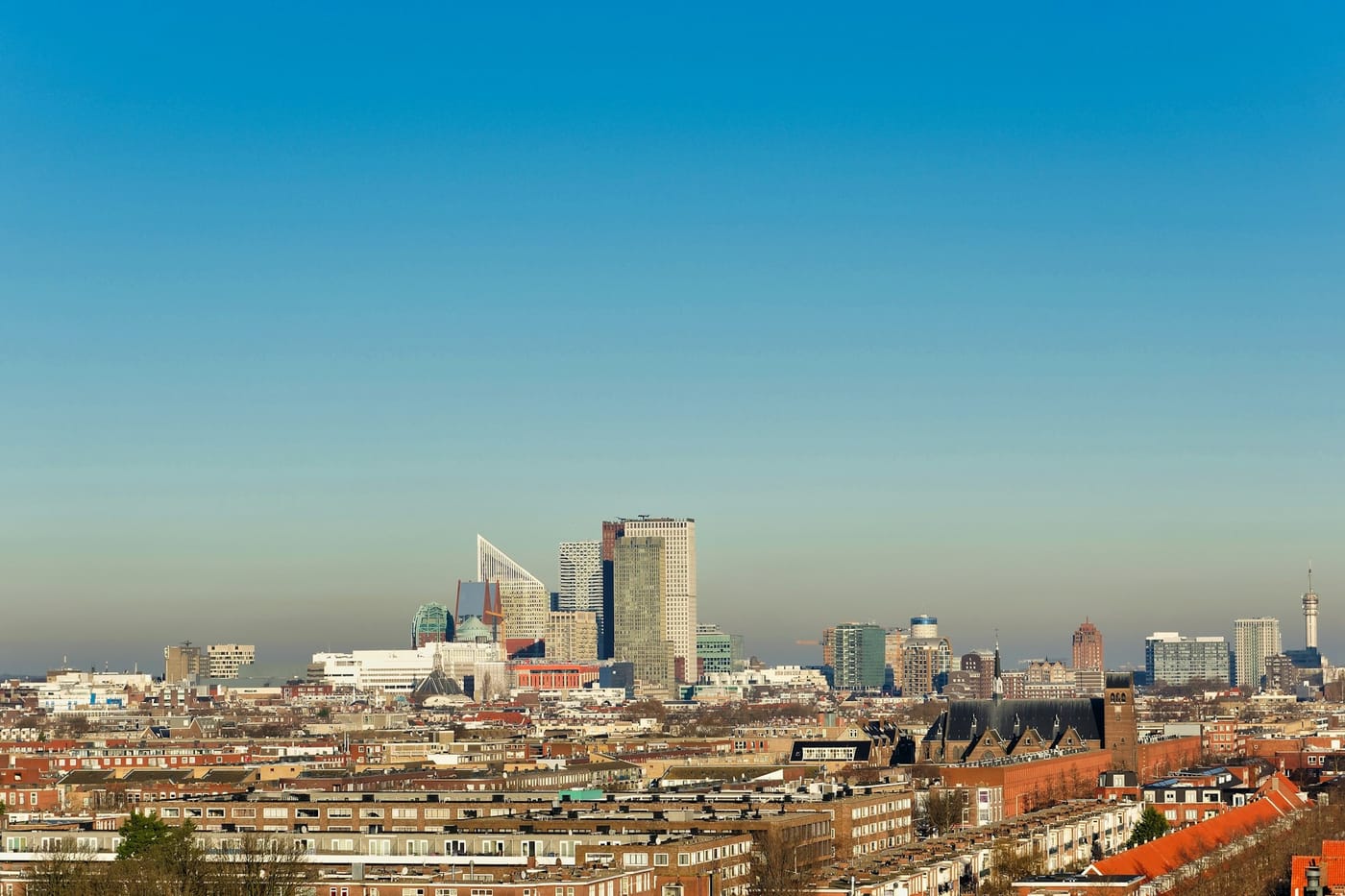 De skyline van Den Haag op een zonnige dag