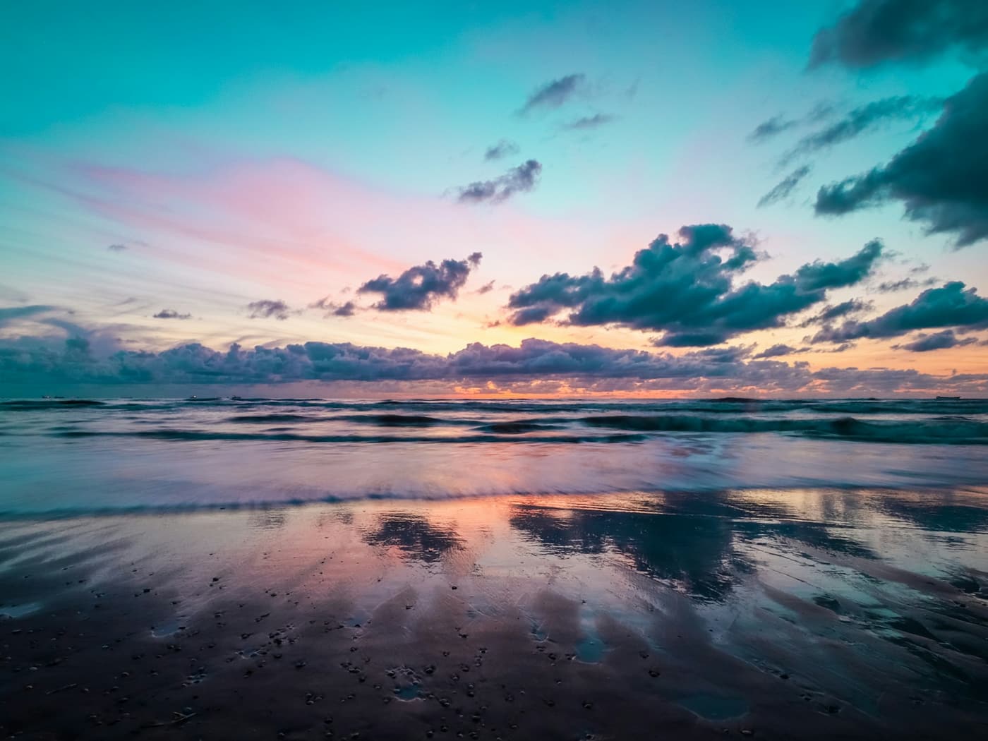 Zonsondergang boven het strand van Katwijk aan Zee