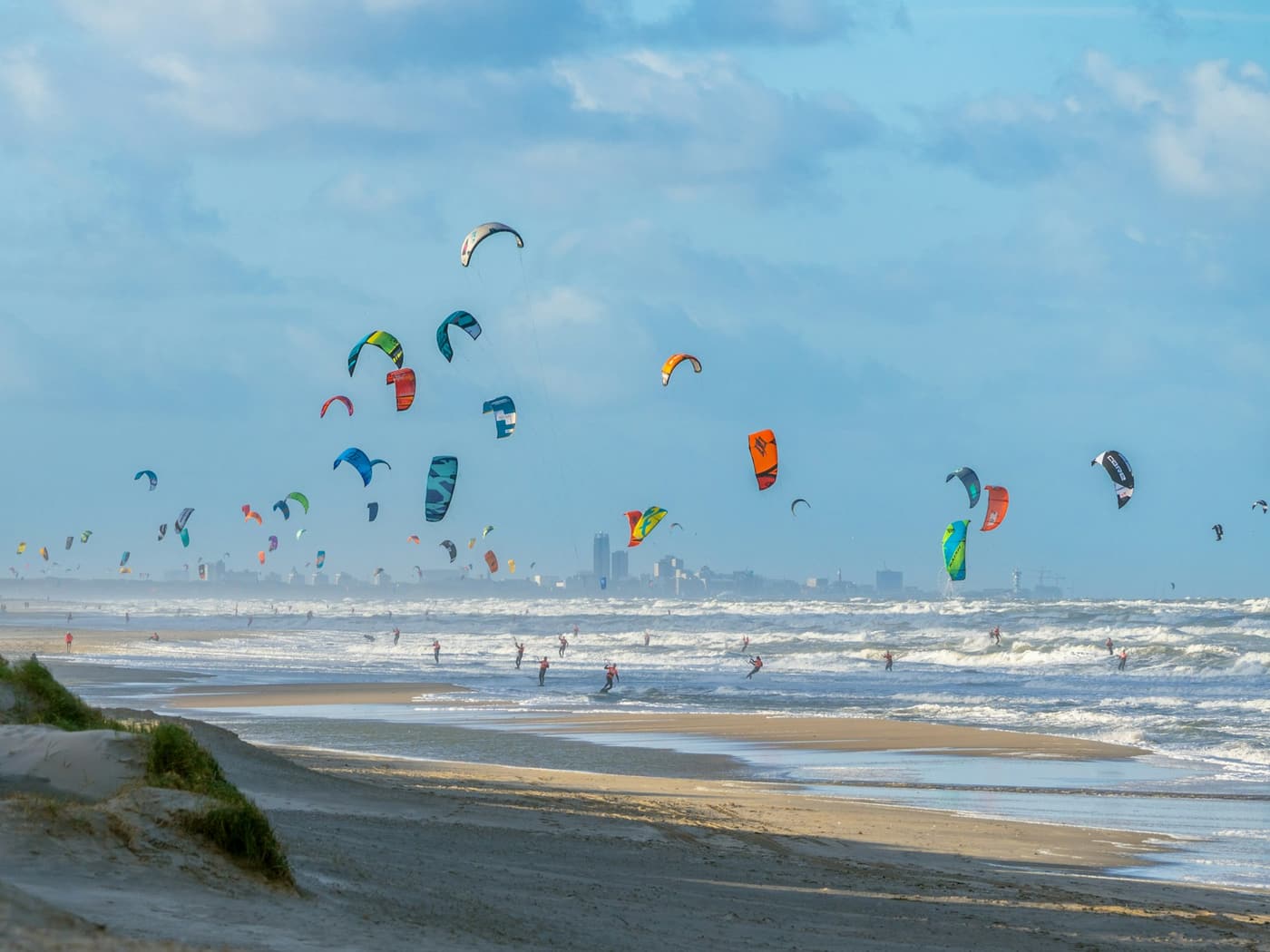 Kitesurfers boven het strand van Noordwijk