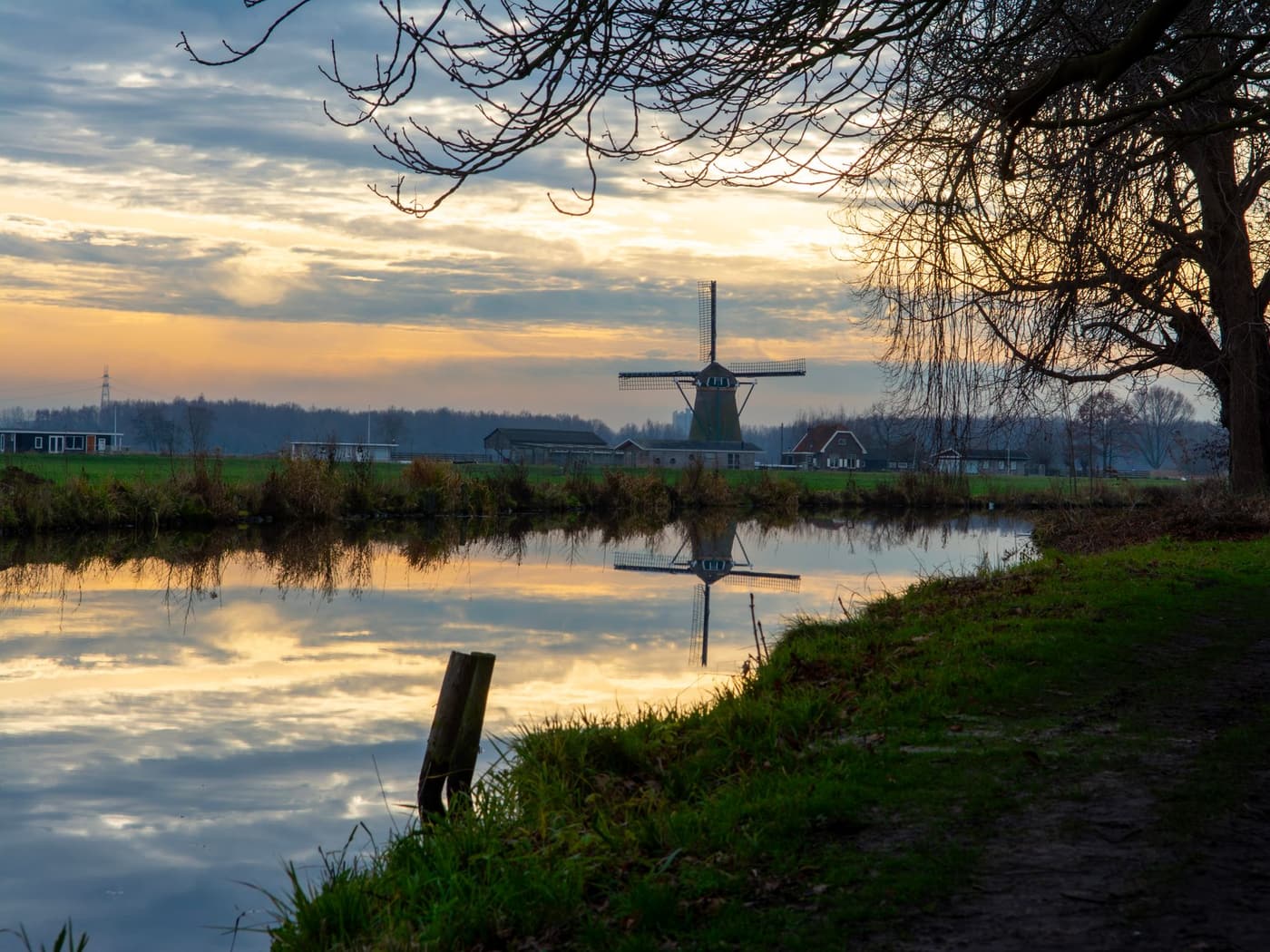 Molen aan het water bij Warmond bij zonsondergang