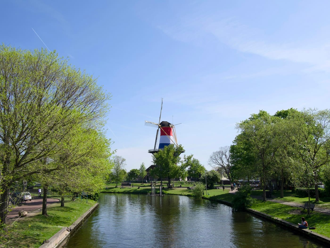 Molen aan een groene vaart in Leiden