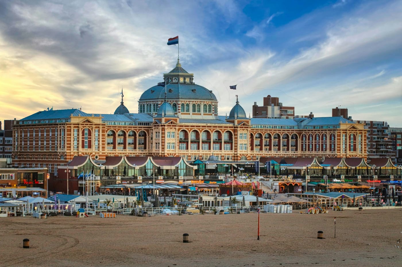 Het Kurhaus en het strand van Scheveningen bij zonsopkomst
