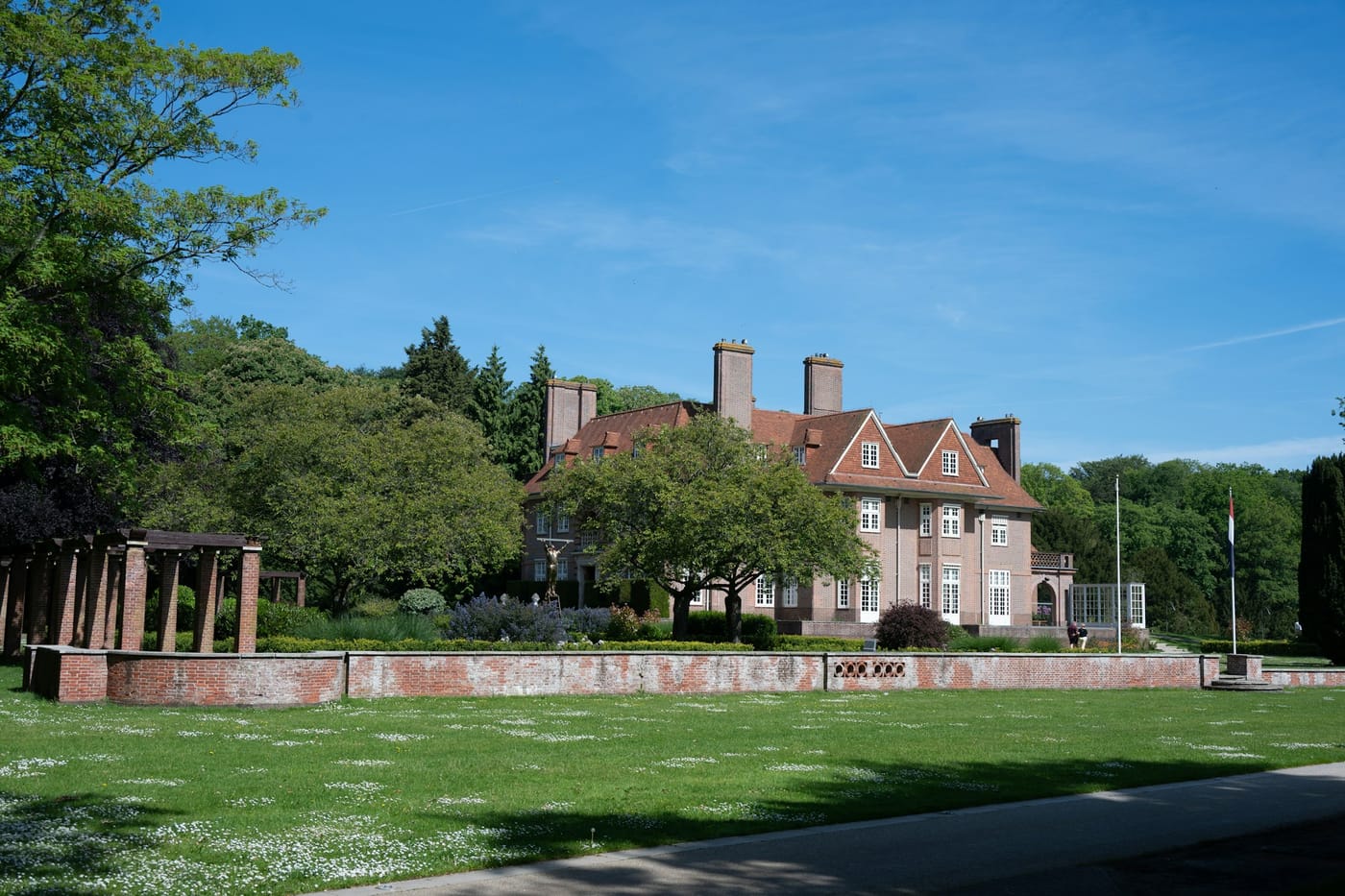 Historisch landhuis met rode dakpannen in het groen in Wassenaar