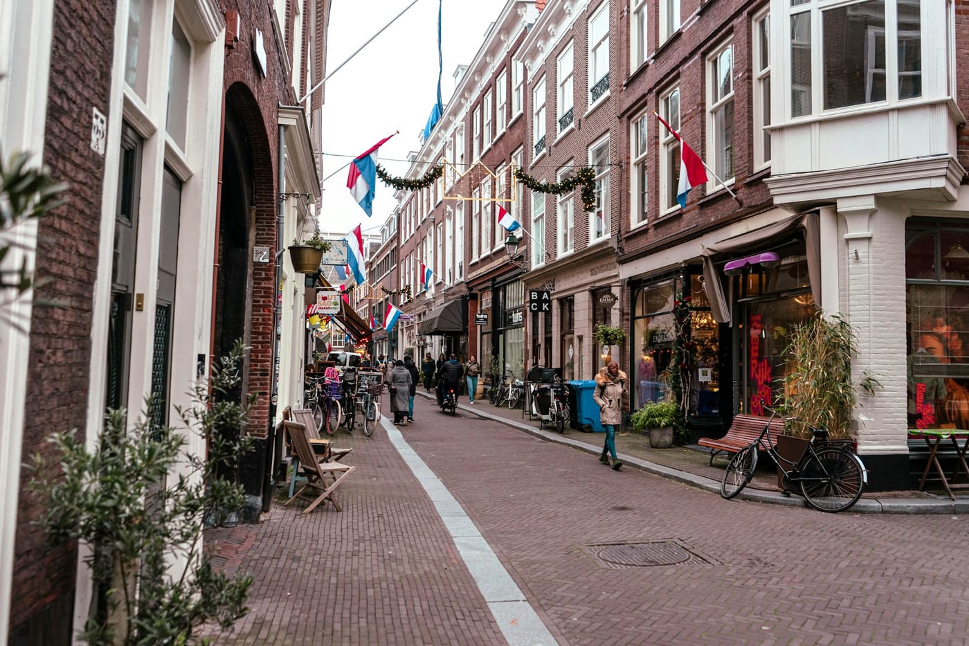 Sfeervolle winkelstraat met vlaggetjes in Den Haag
